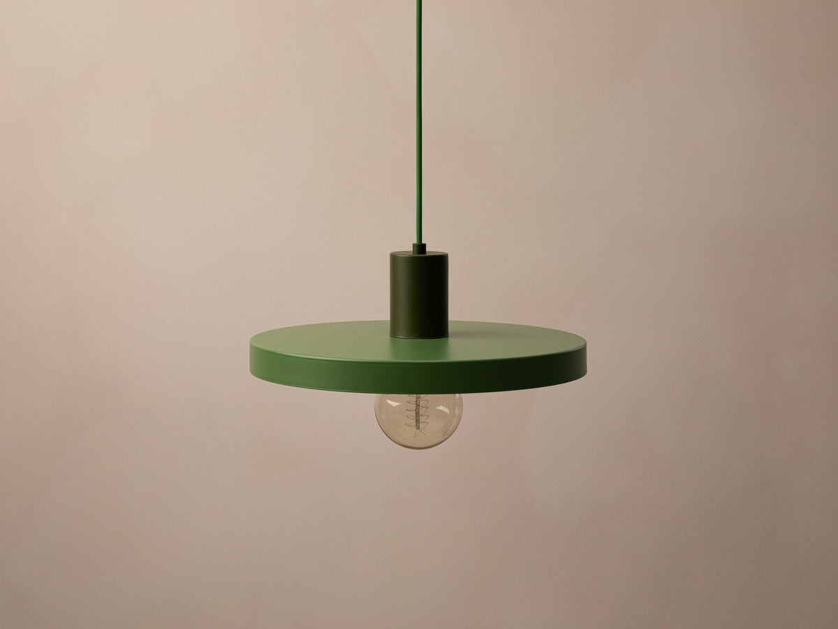 Grüne Ori Pendelleuchte von Micadoni mit rundem Metallschirm im Retro-Design, offene Fassung für Filament-Leuchtmittel, Höhe 145 cm.