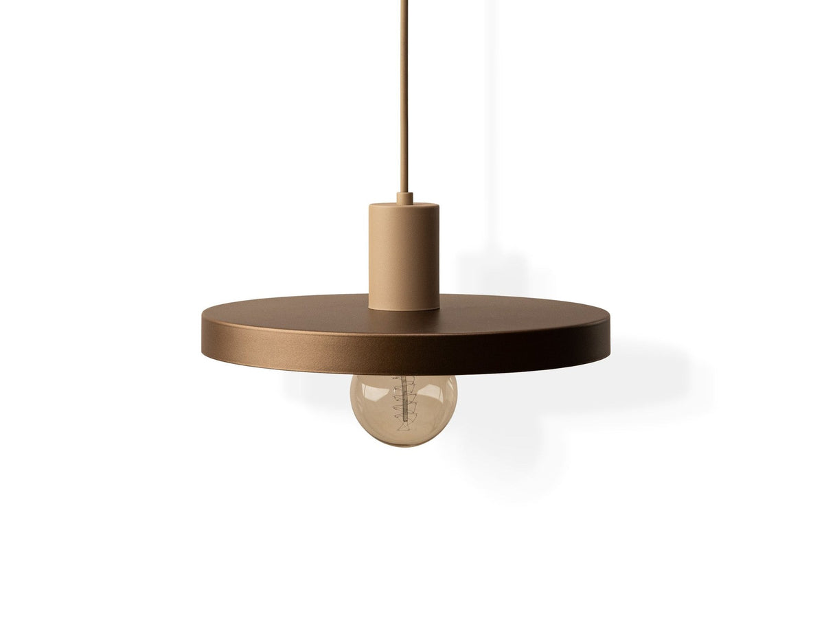 Grüne Ori Pendelleuchte von Micadoni mit rundem Metallschirm im Retro-Design, offene Fassung für Filament-Leuchtmittel, Höhe 145 cm.