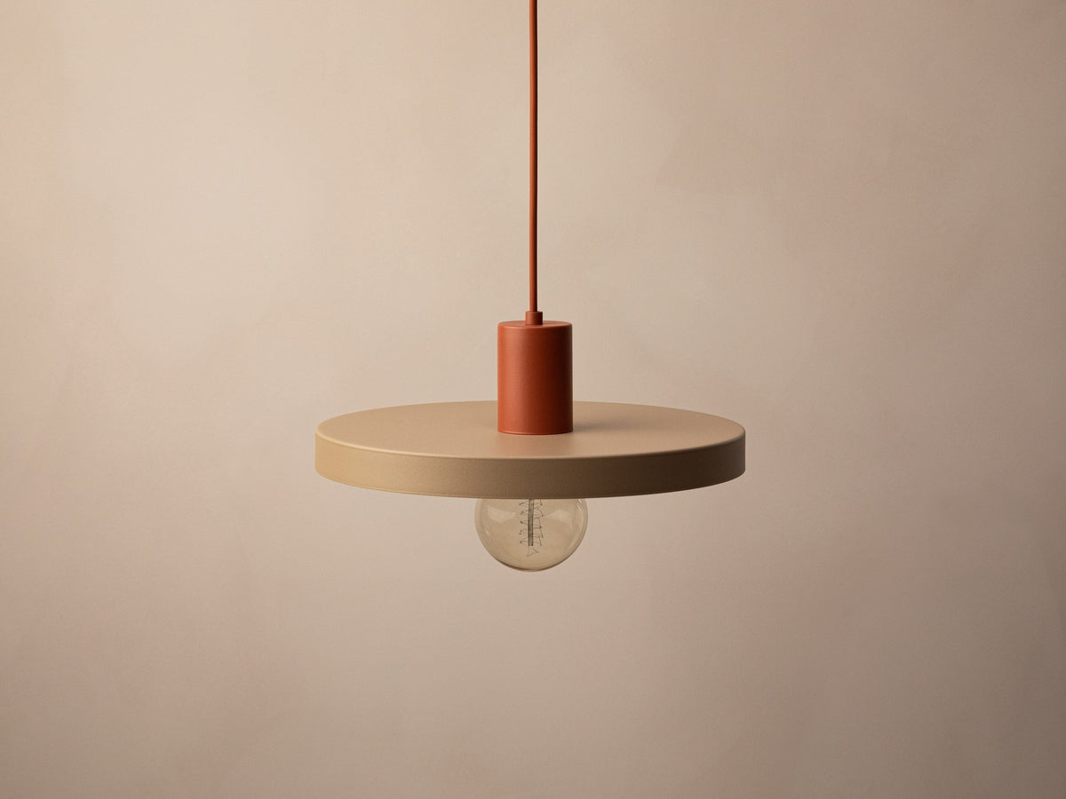 Grüne Ori Pendelleuchte von Micadoni mit rundem Metallschirm im Retro-Design, offene Fassung für Filament-Leuchtmittel, Höhe 145 cm.