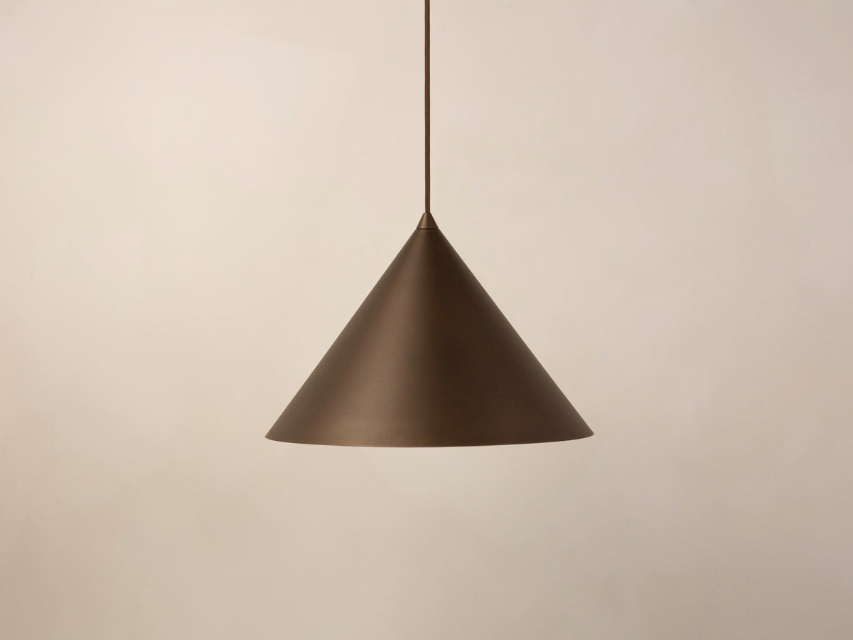 Pendelleuchte Timbo von Micadoni in Ziegel, konischer Schirm aus lackiertem Stahl, Fassung für E27-Leuchtmittel, minimalistisches Design