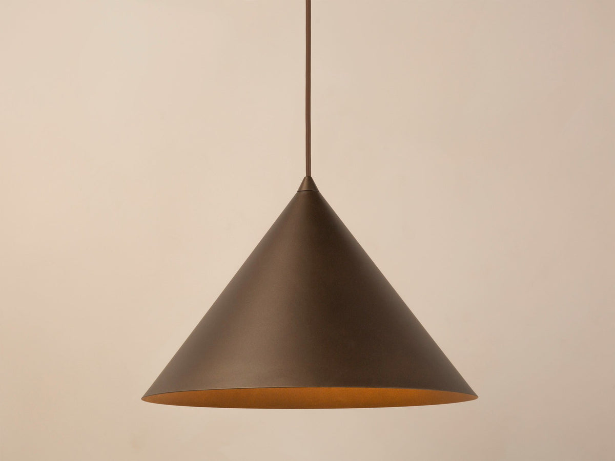 Pendelleuchte Timbo von Micadoni in Ziegel, konischer Schirm aus lackiertem Stahl, Fassung für E27-Leuchtmittel, minimalistisches Design