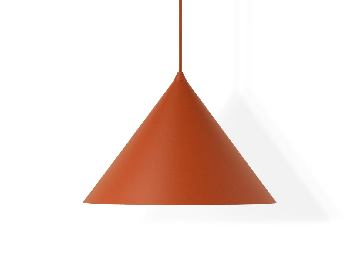 Pendelleuchte Timbo von Micadoni in Ziegel, konischer Schirm aus lackiertem Stahl, Fassung für E27-Leuchtmittel, minimalistisches Design