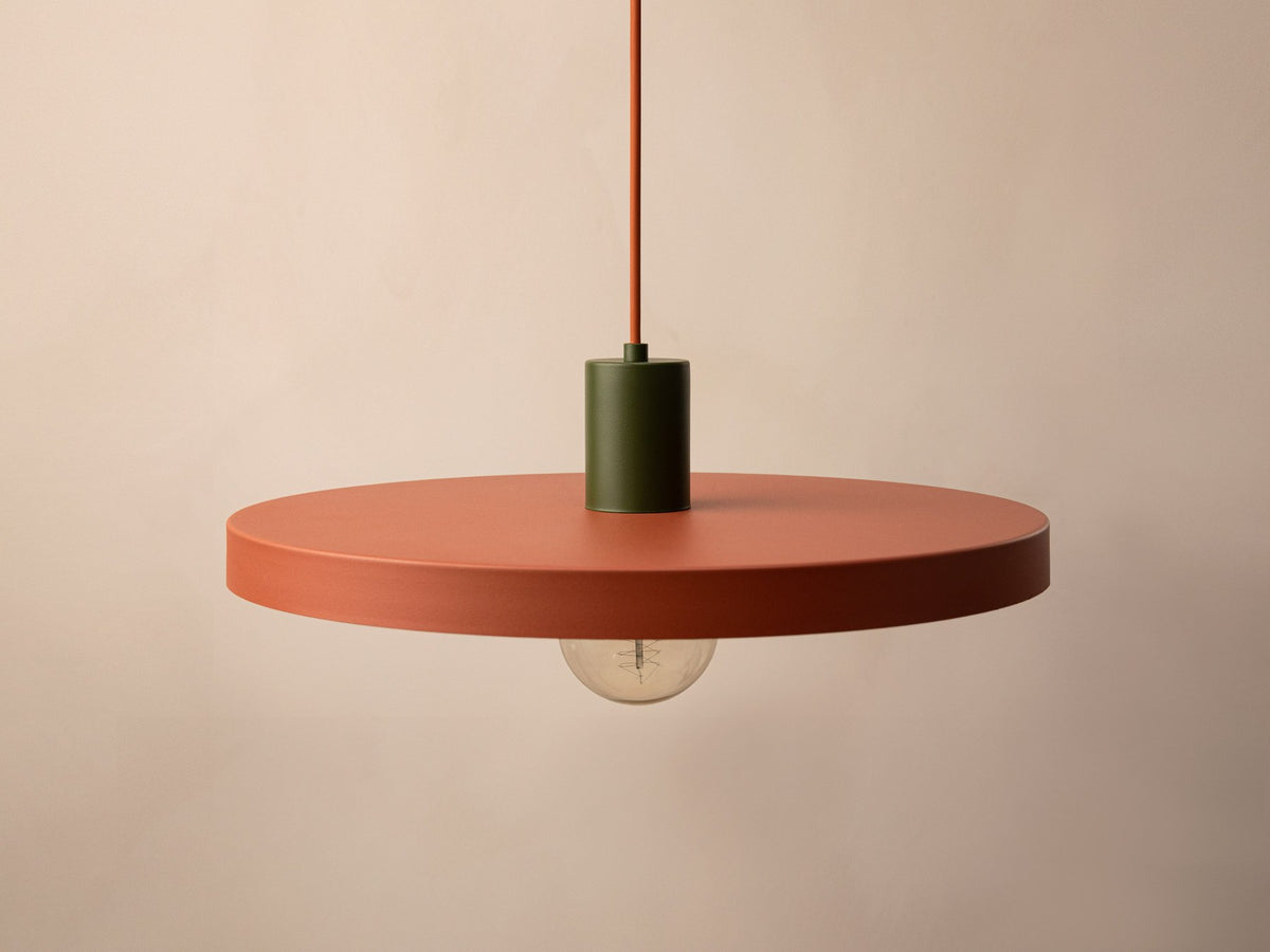 Grüne Ori Pendelleuchte von Micadoni mit rundem Metallschirm im Retro-Design, offene Fassung für Filament-Leuchtmittel, Höhe 145 cm.