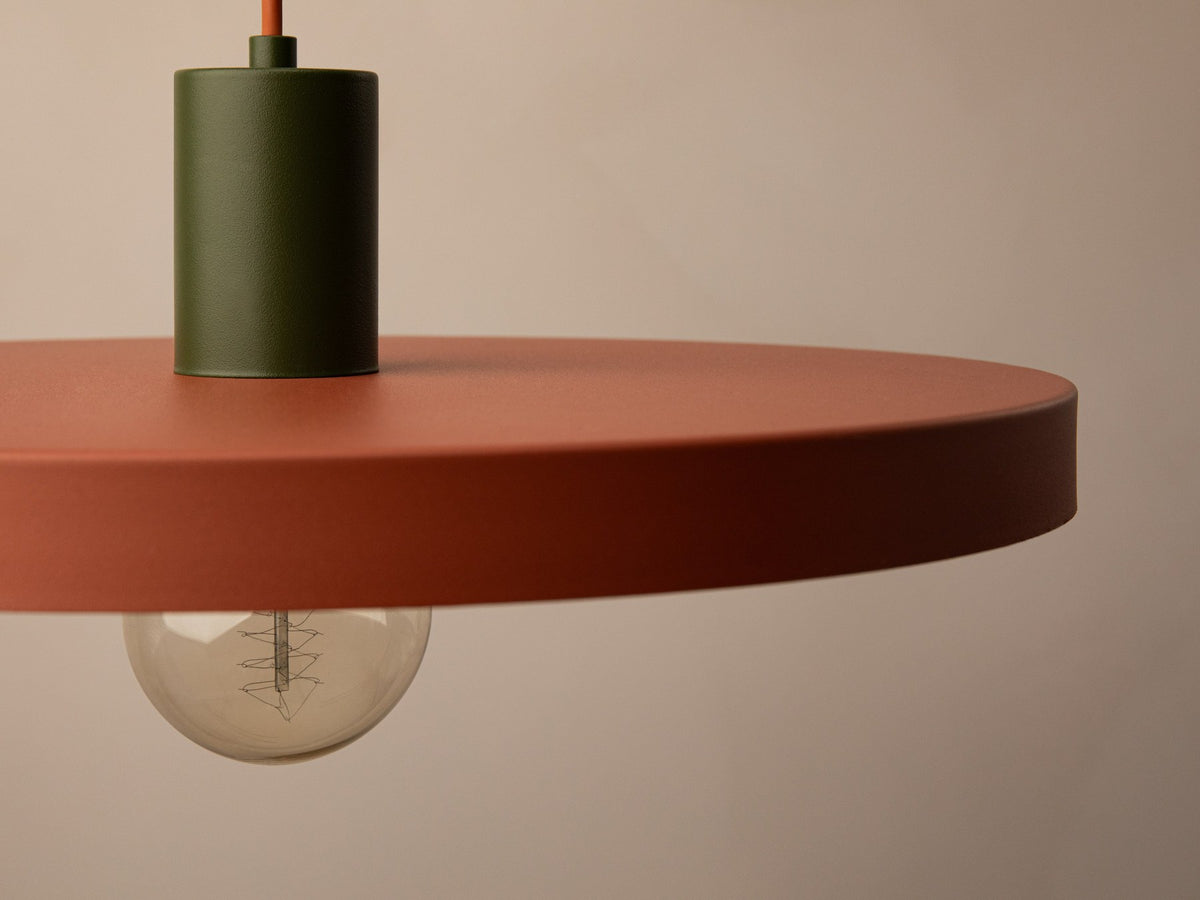 Grüne Ori Pendelleuchte von Micadoni mit rundem Metallschirm im Retro-Design, offene Fassung für Filament-Leuchtmittel, Höhe 145 cm.