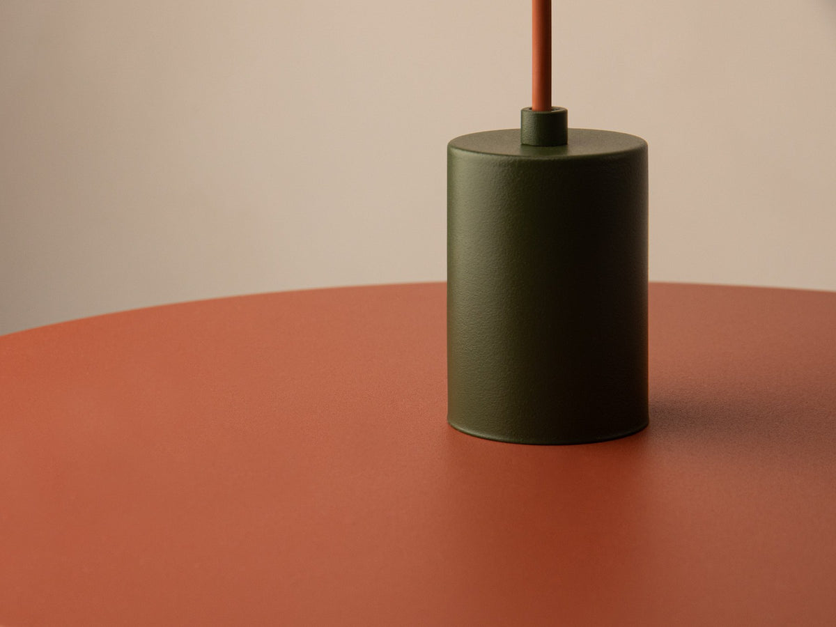 Grüne Ori Pendelleuchte von Micadoni mit rundem Metallschirm im Retro-Design, offene Fassung für Filament-Leuchtmittel, Höhe 145 cm.