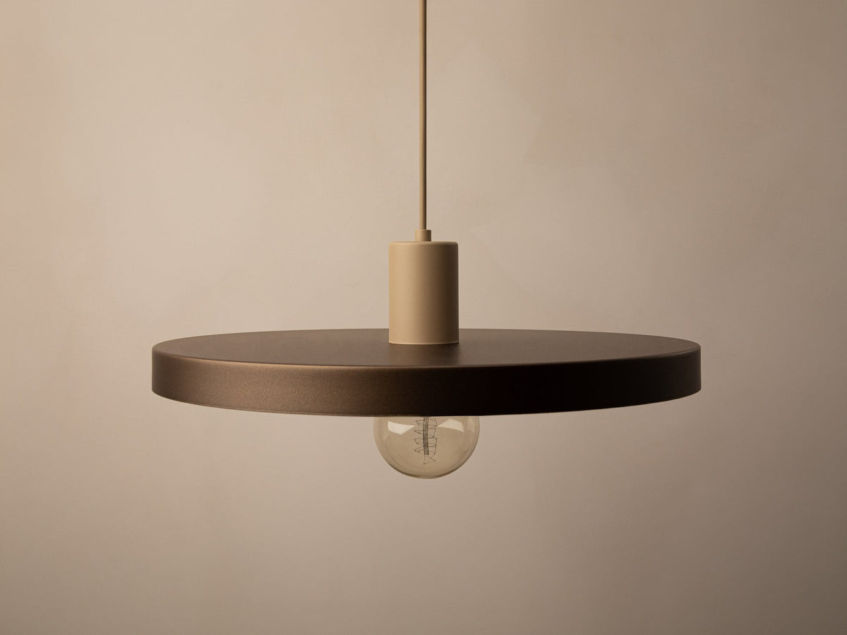 Grüne Ori Pendelleuchte von Micadoni mit rundem Metallschirm im Retro-Design, offene Fassung für Filament-Leuchtmittel, Höhe 145 cm.