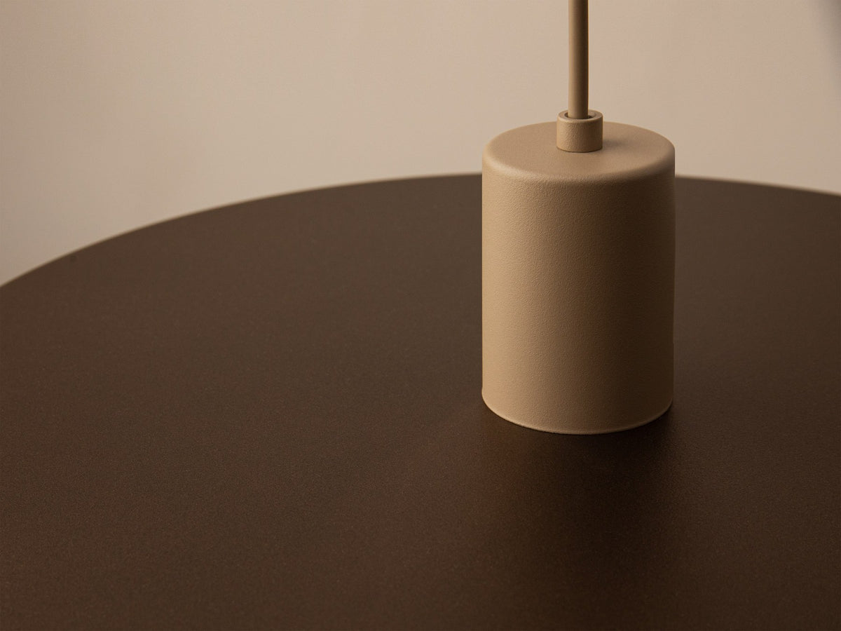 Grüne Ori Pendelleuchte von Micadoni mit rundem Metallschirm im Retro-Design, offene Fassung für Filament-Leuchtmittel, Höhe 145 cm.