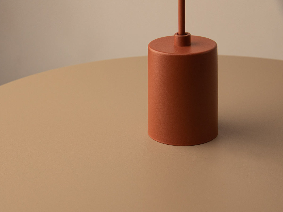 Grüne Ori Pendelleuchte von Micadoni mit rundem Metallschirm im Retro-Design, offene Fassung für Filament-Leuchtmittel, Höhe 145 cm.