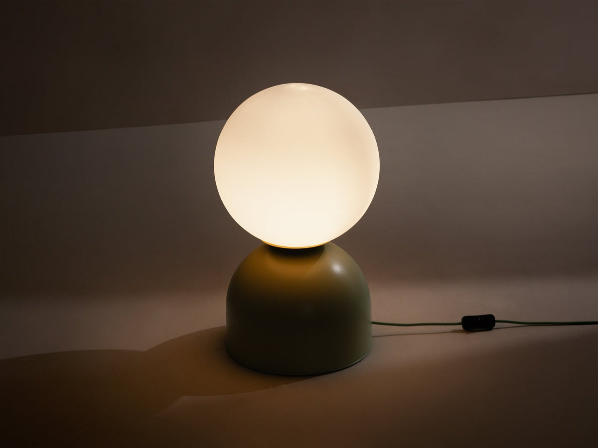 Tischlampe Ely von Micadoni mit rundem Metallfuss und mattem Glasschirm in Beige, Höhe 21 cm, Breite und Tiefe je 12 cm.