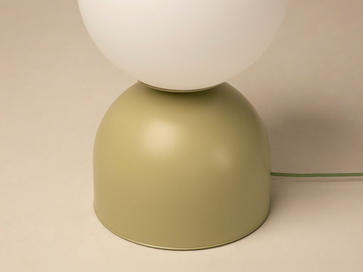 Tischlampe Ely von Micadoni mit rundem Metallfuss und mattem Glasschirm in Beige, Höhe 21 cm, Breite und Tiefe je 12 cm.