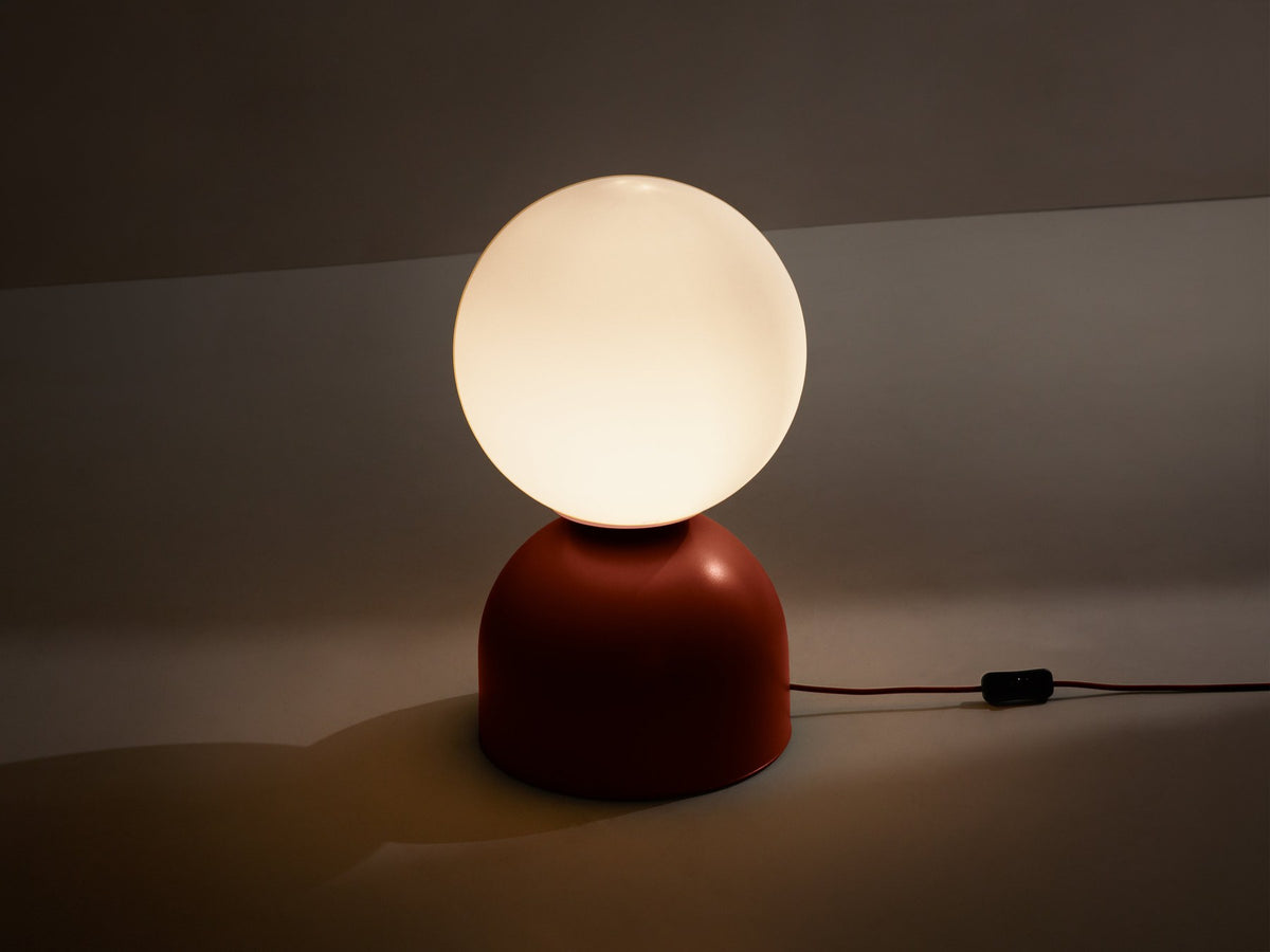 Tischlampe Ely von Micadoni mit rundem Metallfuss und mattem Glasschirm in Beige, Höhe 21 cm, Breite und Tiefe je 12 cm.