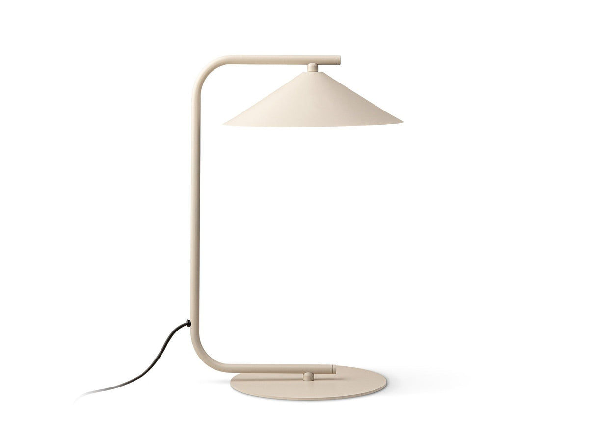Beige Tischlampe Nocte von Micadoni mit konischem Metallschirm, schlankem Standfuss und matter Oberfläche, kompakte Grösse für den Wohnbereich.