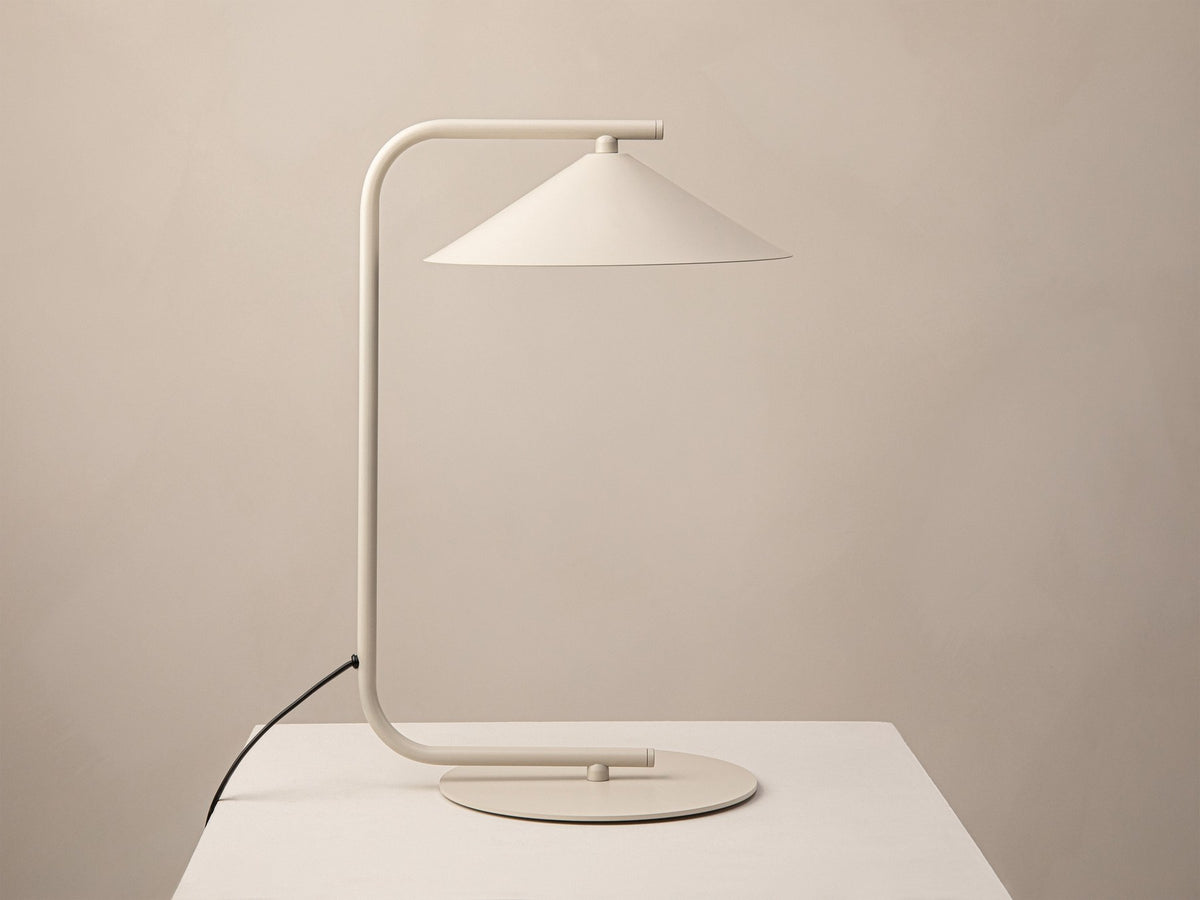 Beige Tischlampe Nocte von Micadoni mit konischem Metallschirm, schlankem Standfuss und matter Oberfläche, kompakte Grösse für den Wohnbereich.
