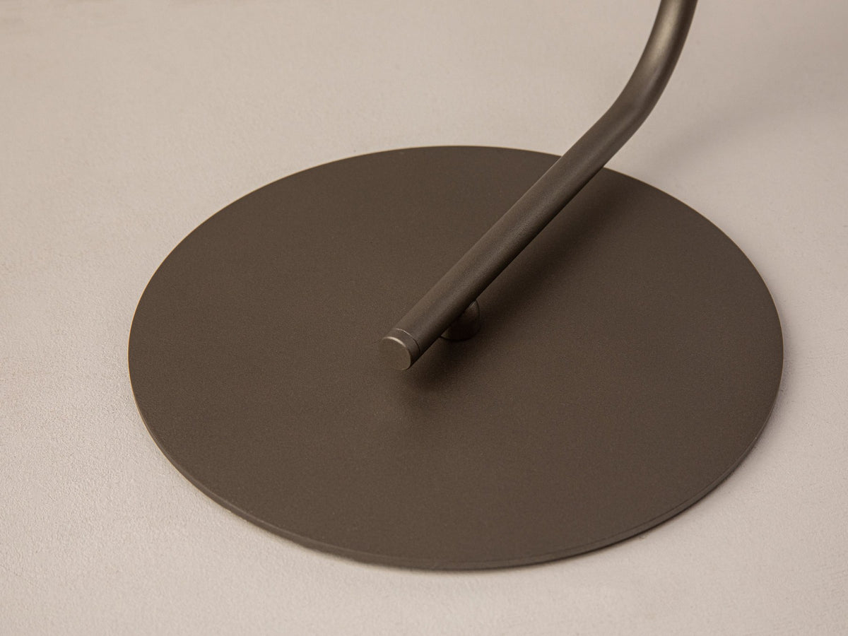 Beige Tischlampe Nocte von Micadoni mit konischem Metallschirm, schlankem Standfuss und matter Oberfläche, kompakte Grösse für den Wohnbereich.