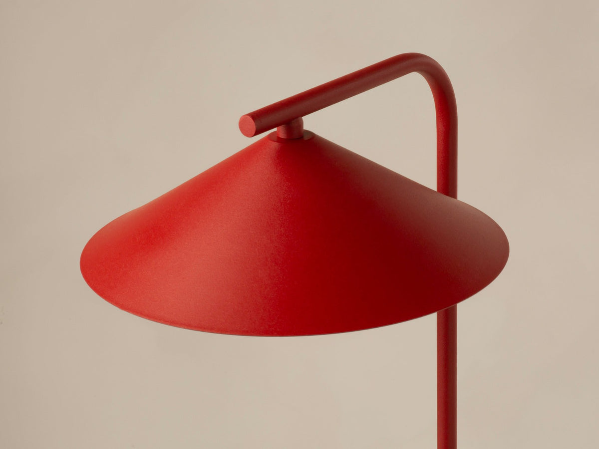 Beige Tischlampe Nocte von Micadoni mit konischem Metallschirm, schlankem Standfuss und matter Oberfläche, kompakte Grösse für den Wohnbereich.