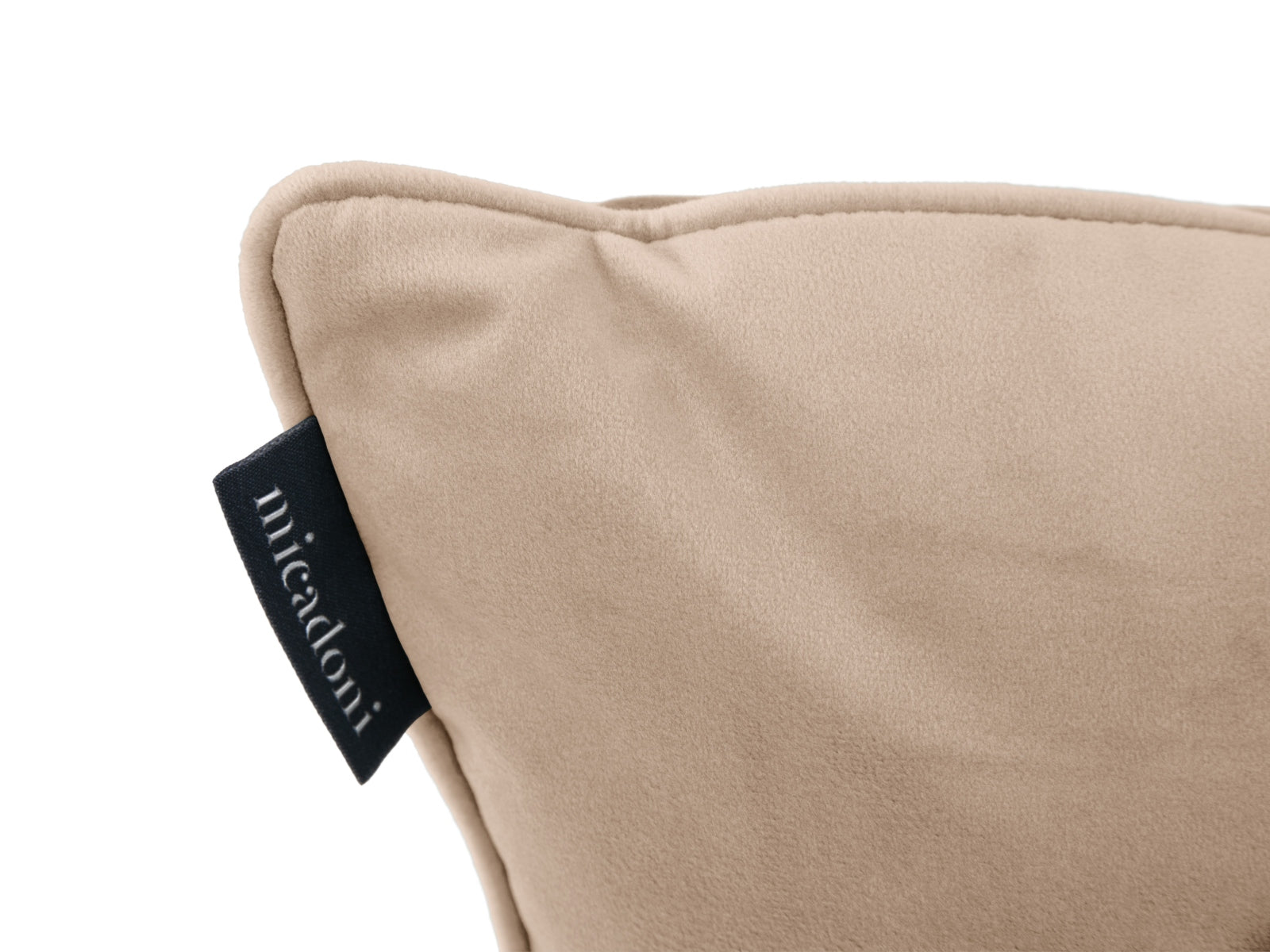 Rachel Velour Pillow  in Dark Beige präsentiert im Onlineshop von KAQTU Design AG. Deko Kissen ist von Micadoni