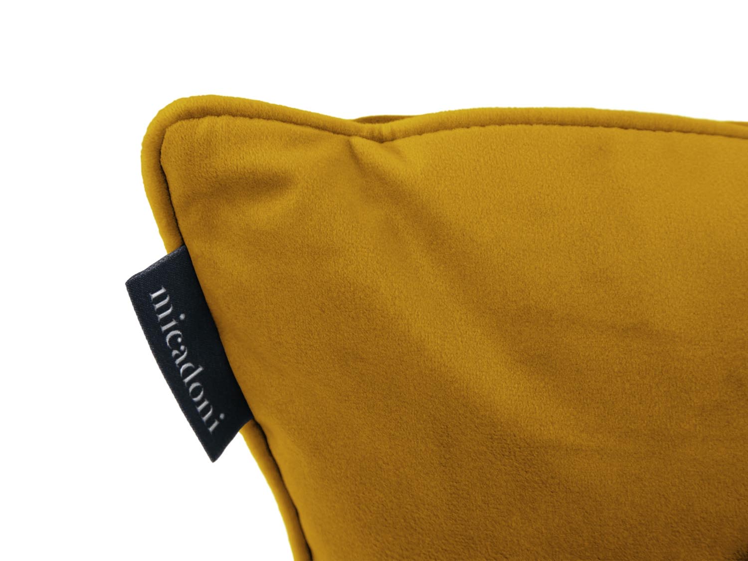 Rachel Velour Pillow  in Yellow präsentiert im Onlineshop von KAQTU Design AG. Deko Kissen ist von Micadoni
