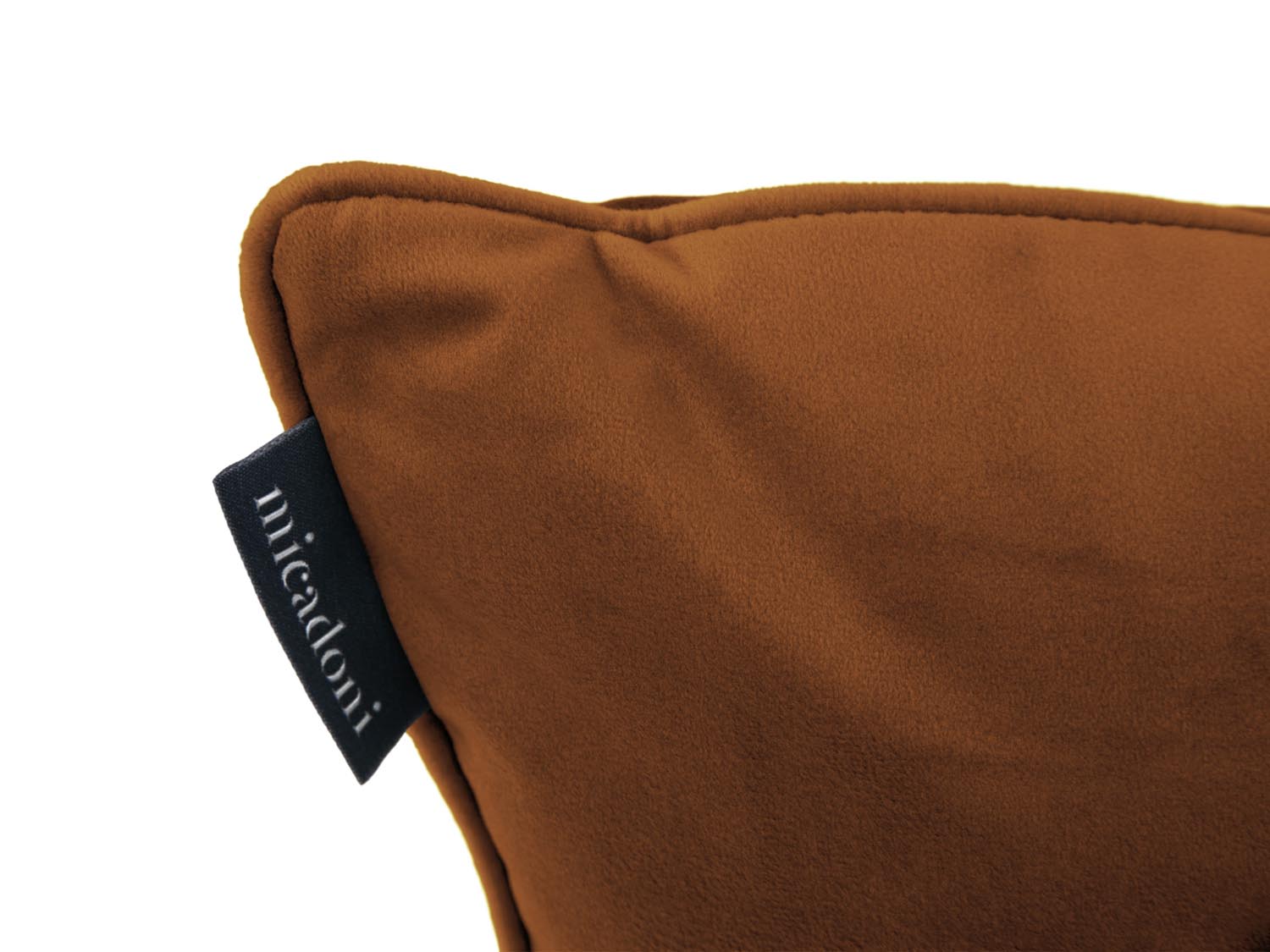 Rachel Velour Pillow  in Terracotta präsentiert im Onlineshop von KAQTU Design AG. Deko Kissen ist von Micadoni