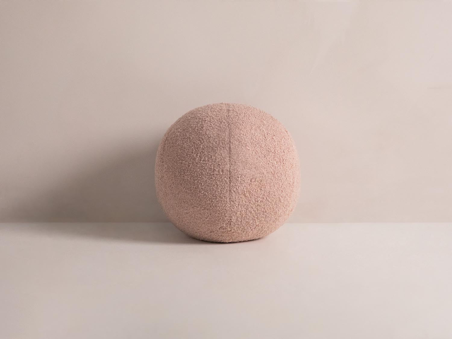 Rundes Deko Kissen in sanftem Powder Pink von Micadoni, ideal für stilvolle Akzente in jedem Wohnraum.