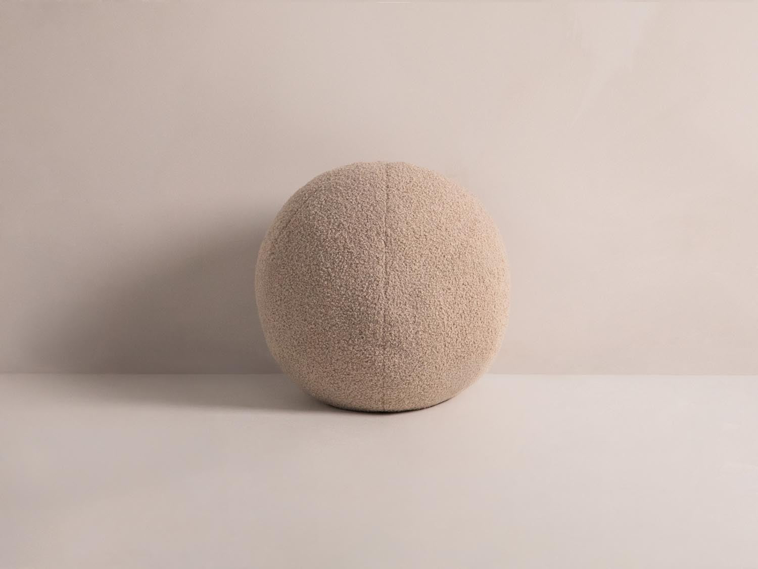 Rundes Ball Kissen in sanften Sandtönen, ideal für stilvolle Wohnräume. Hochwertige Verarbeitung von Micadoni für gemütliche Akzente.