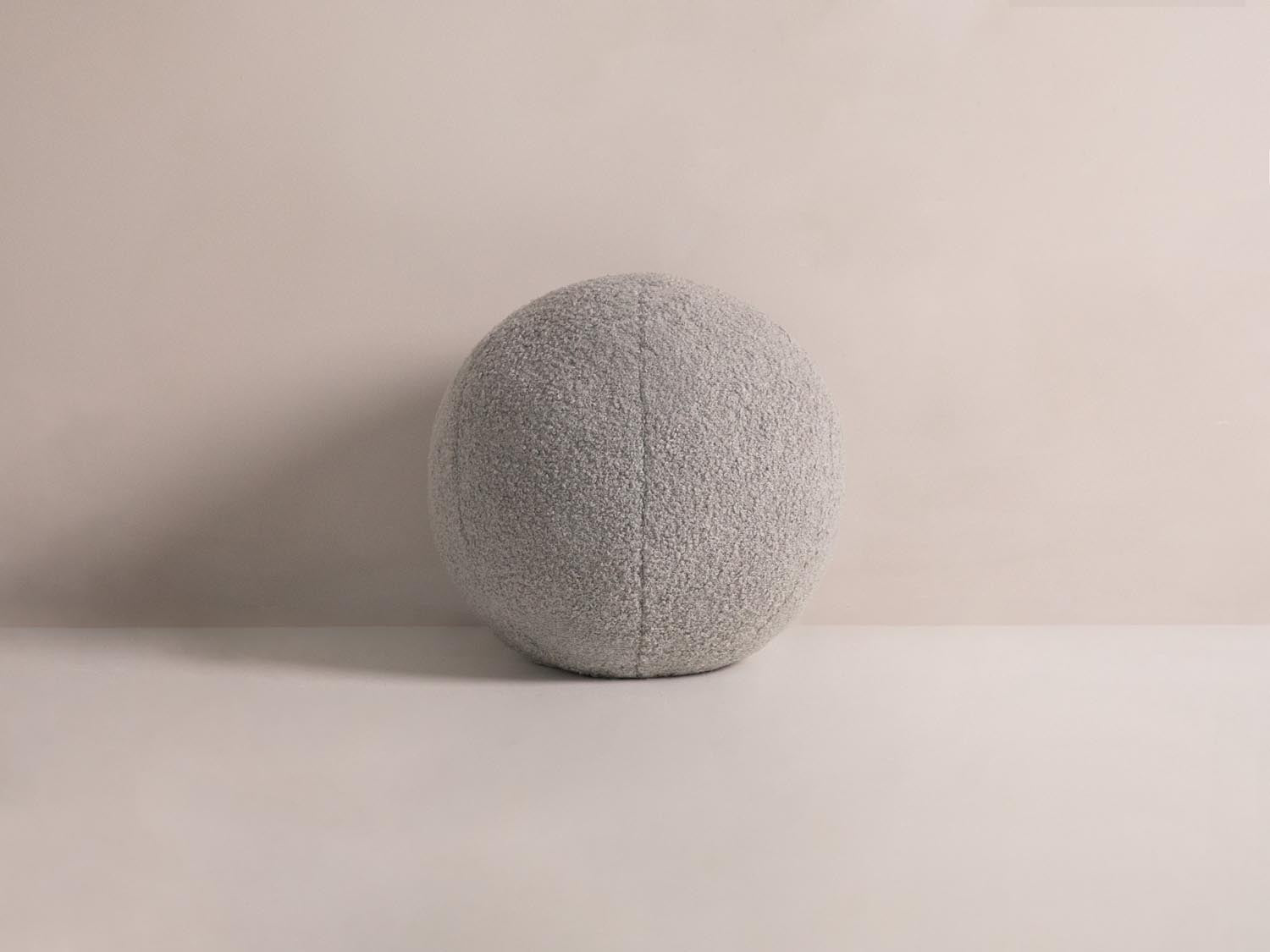 Stylisches Ball Pillow in sanftem Grau von Micadoni, ideal für moderne Wohnräume. Perfekte Deko für Sofa oder Bett.
