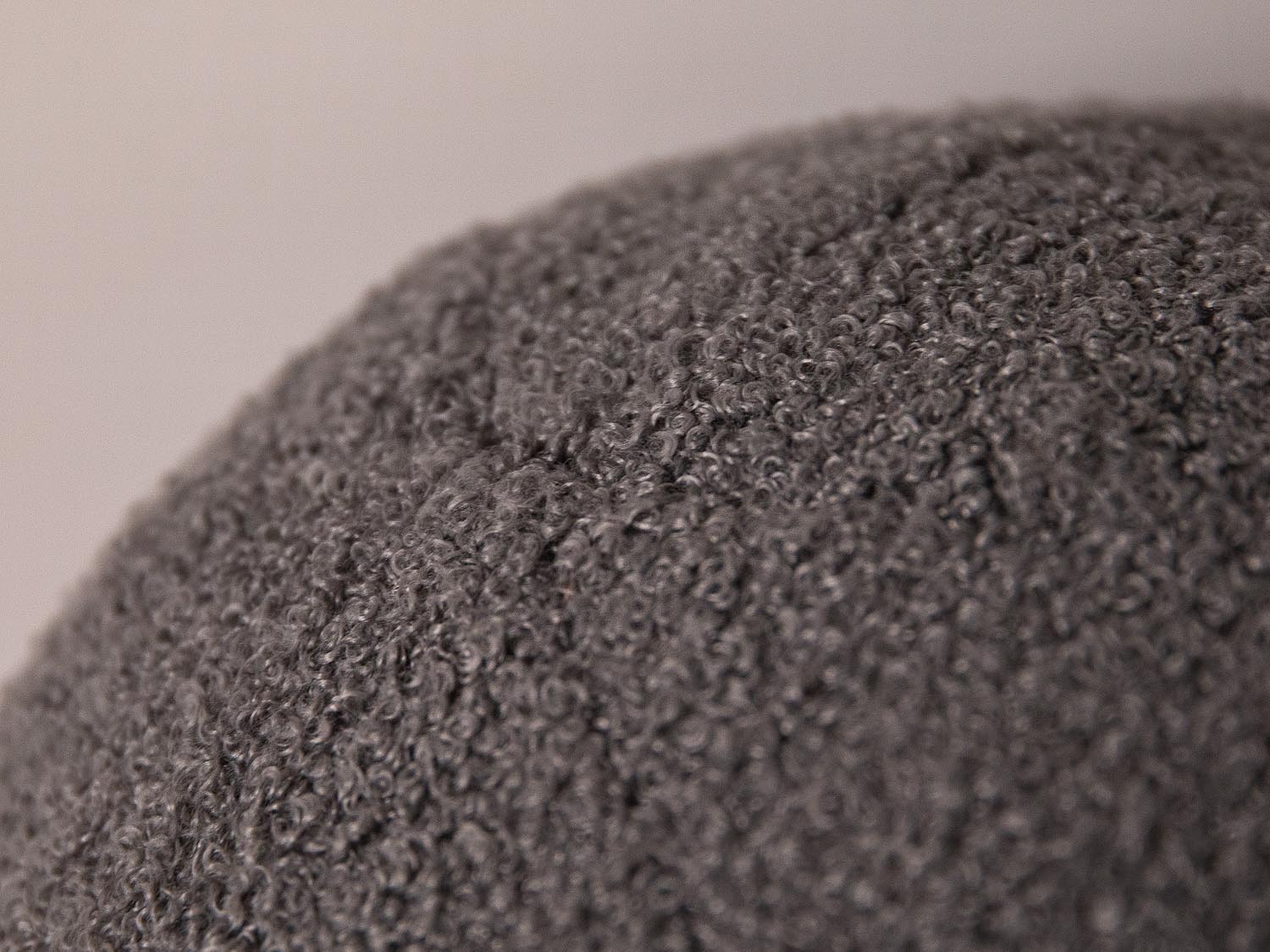 Elegantes graues Ball Pillow von Micadoni, das jedem Raum einen modernen Akzent verleiht. Ideal für stilvolle Wohn- und Schlafbereiche.