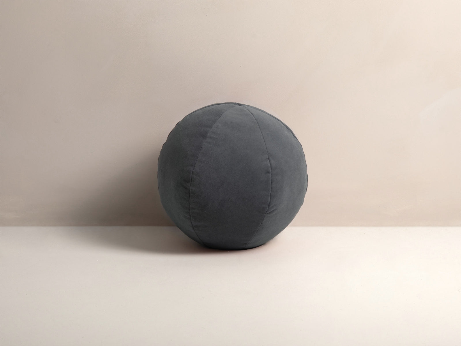 Ball Velour Pillow in Grey-Matt Velvet präsentiert im Onlineshop von KAQTU Design AG. Deko Kissen ist von Micadoni