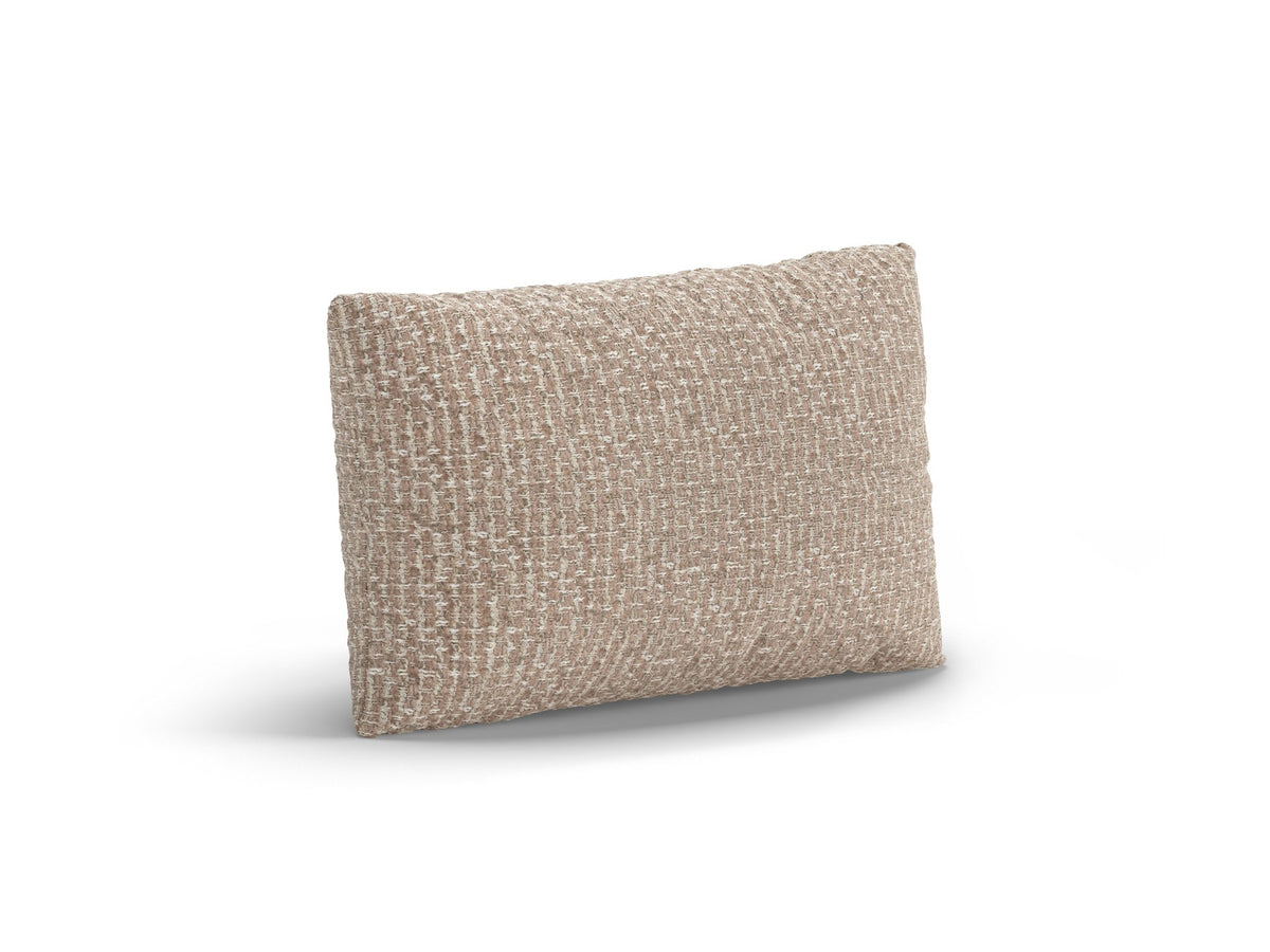Weisses Dekokissen Poppy von Micadoni aus strukturiertem Bouclé-Stoff, rechteckige Form, Grösse 50x10x30 cm, auf hellem Hintergrund.