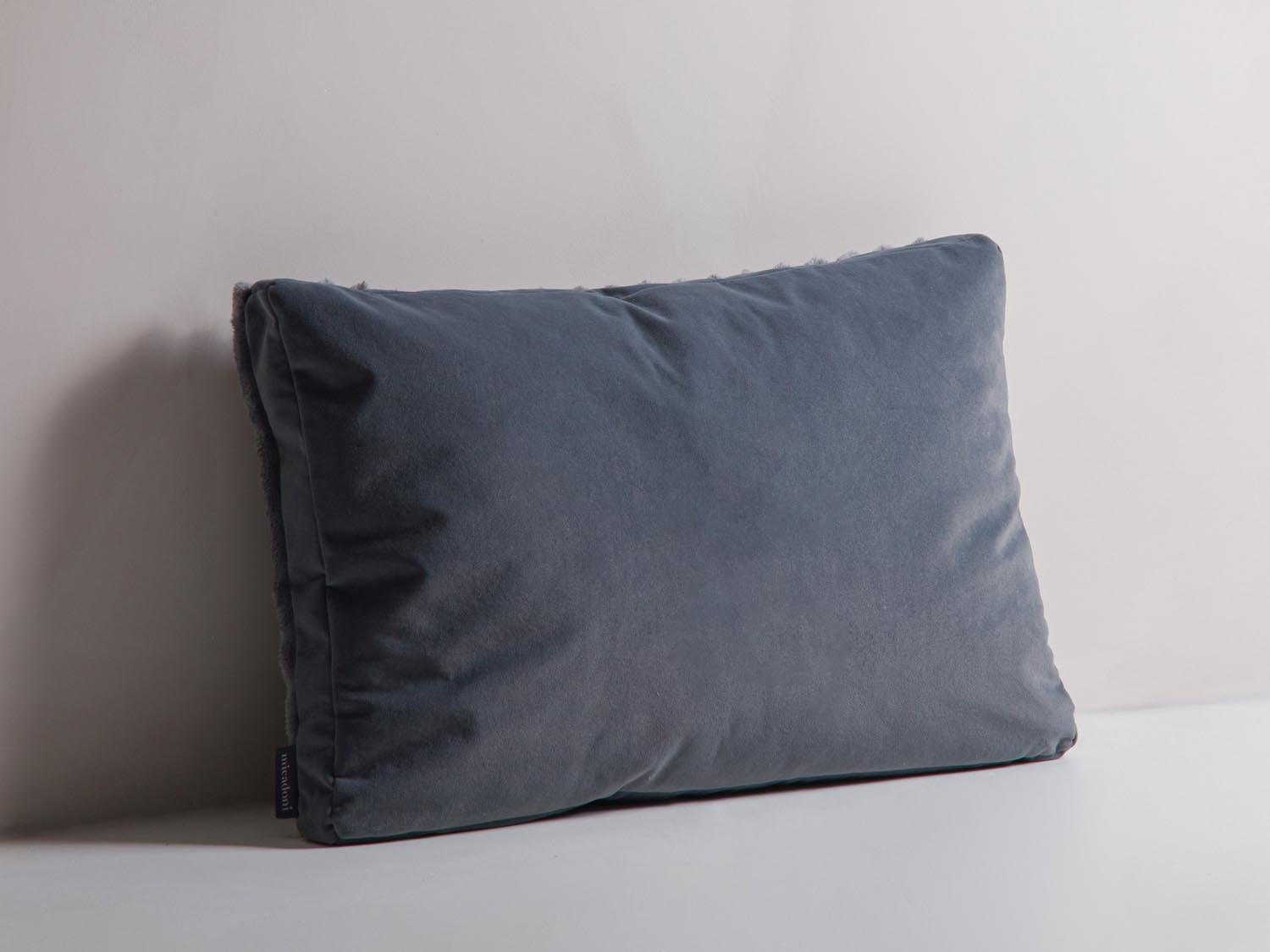 Stripy Pillow  in Grey, Grey präsentiert im Onlineshop von KAQTU Design AG. Deko Kissen ist von Micadoni