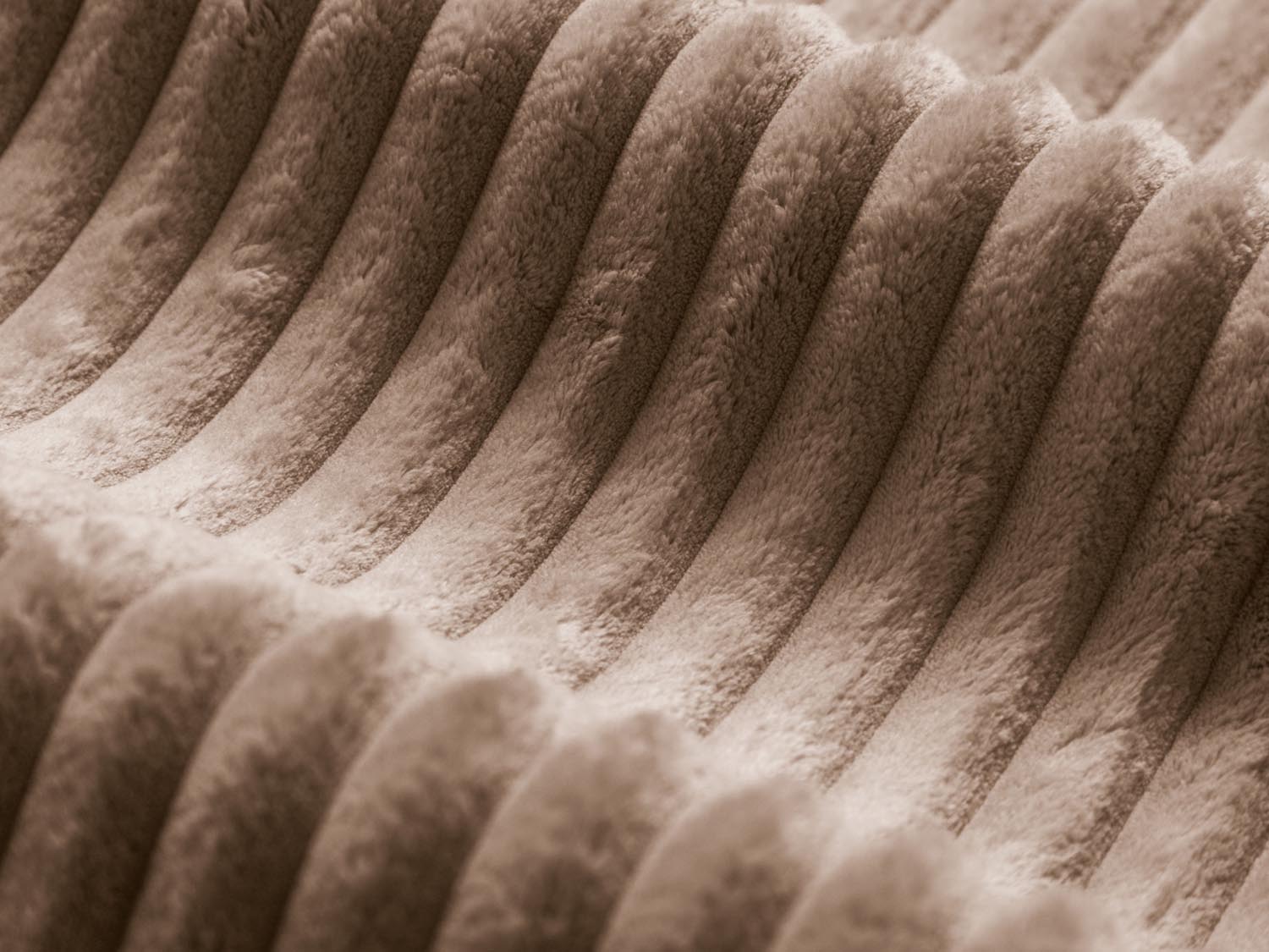 Martina Kissen  4cm in Acorn präsentiert im Onlineshop von KAQTU Design AG. Deko Kissen ist von Micadoni