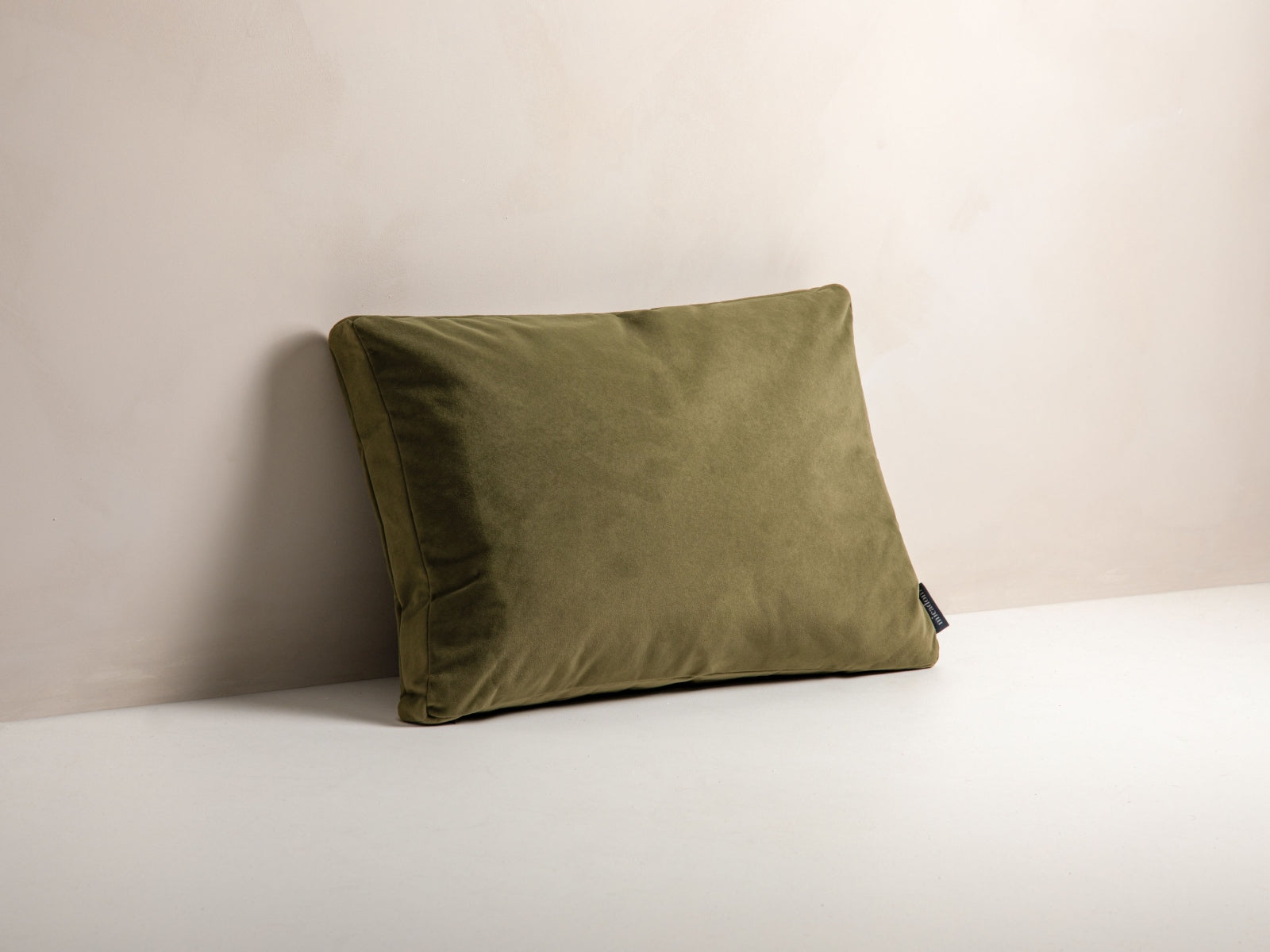 Gemütliches Stripy Velour Kissen in sanften Grüntönen, ideal für stilvolle Wohnräume und als dekoratives Element auf Sofas oder Betten.