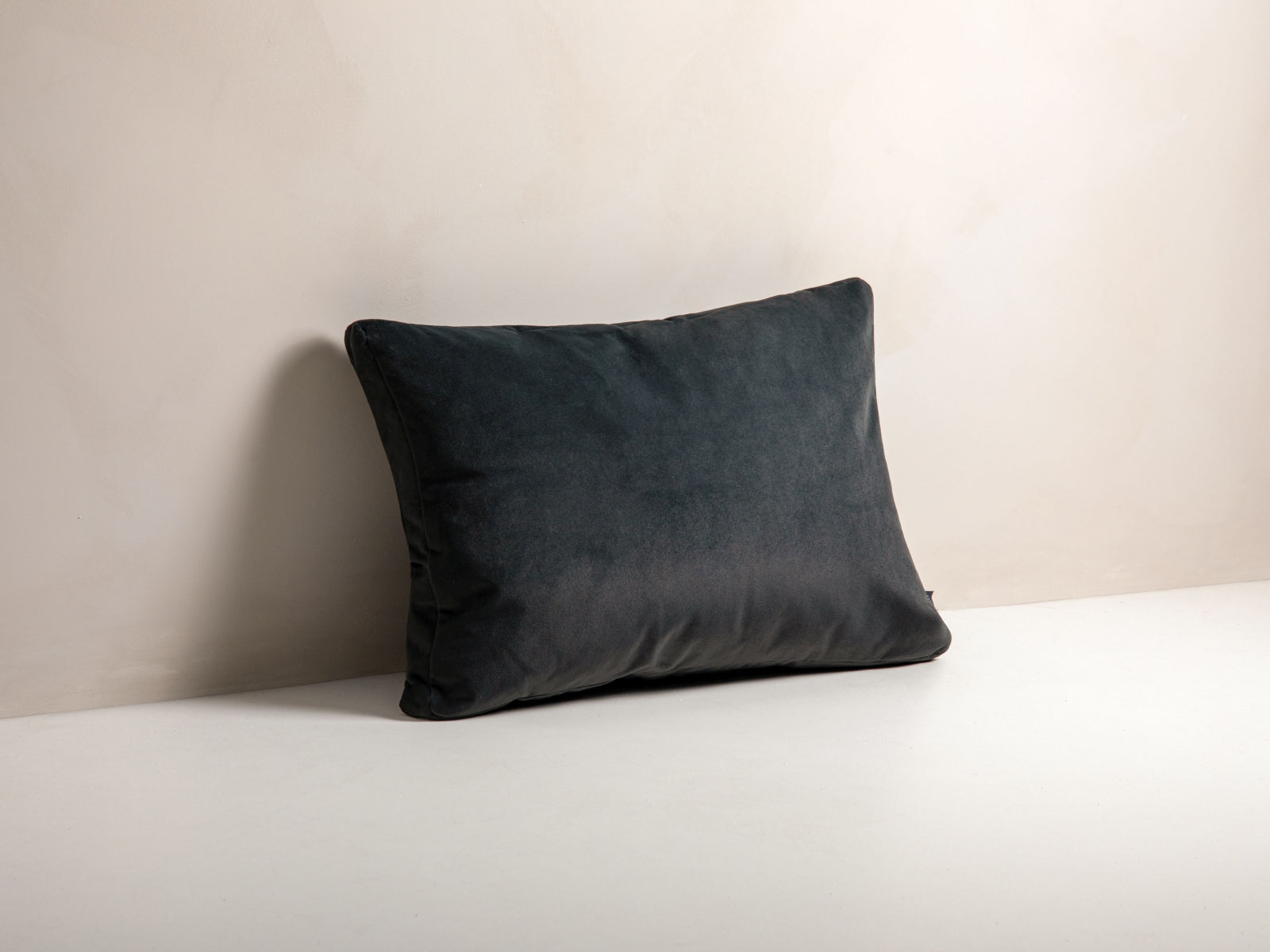 Elegantes gestreiftes Velourkissen in dunklem Grau, ideal für stilvolle Wohnräume. Weich und gemütlich, perfekt als Deko-Element.