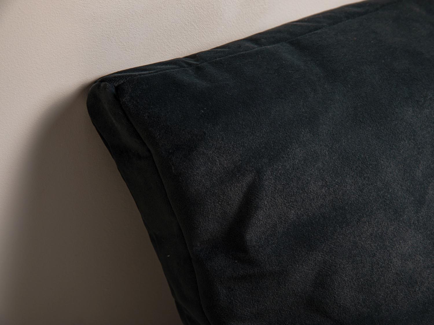 Luxuriöses Velourkissen mit feinen Streifen in tiefem Grau, das jedem Raum einen Hauch von Eleganz verleiht. Ideal für gemütliche Akzente.
