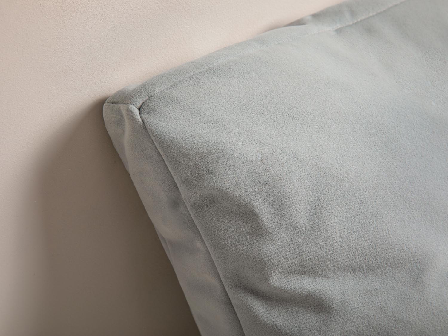 Gemütliches Velour Kissen mit Streifenmuster in zartem Grau, perfekt für eine stilvolle und moderne Wohnatmosphäre.