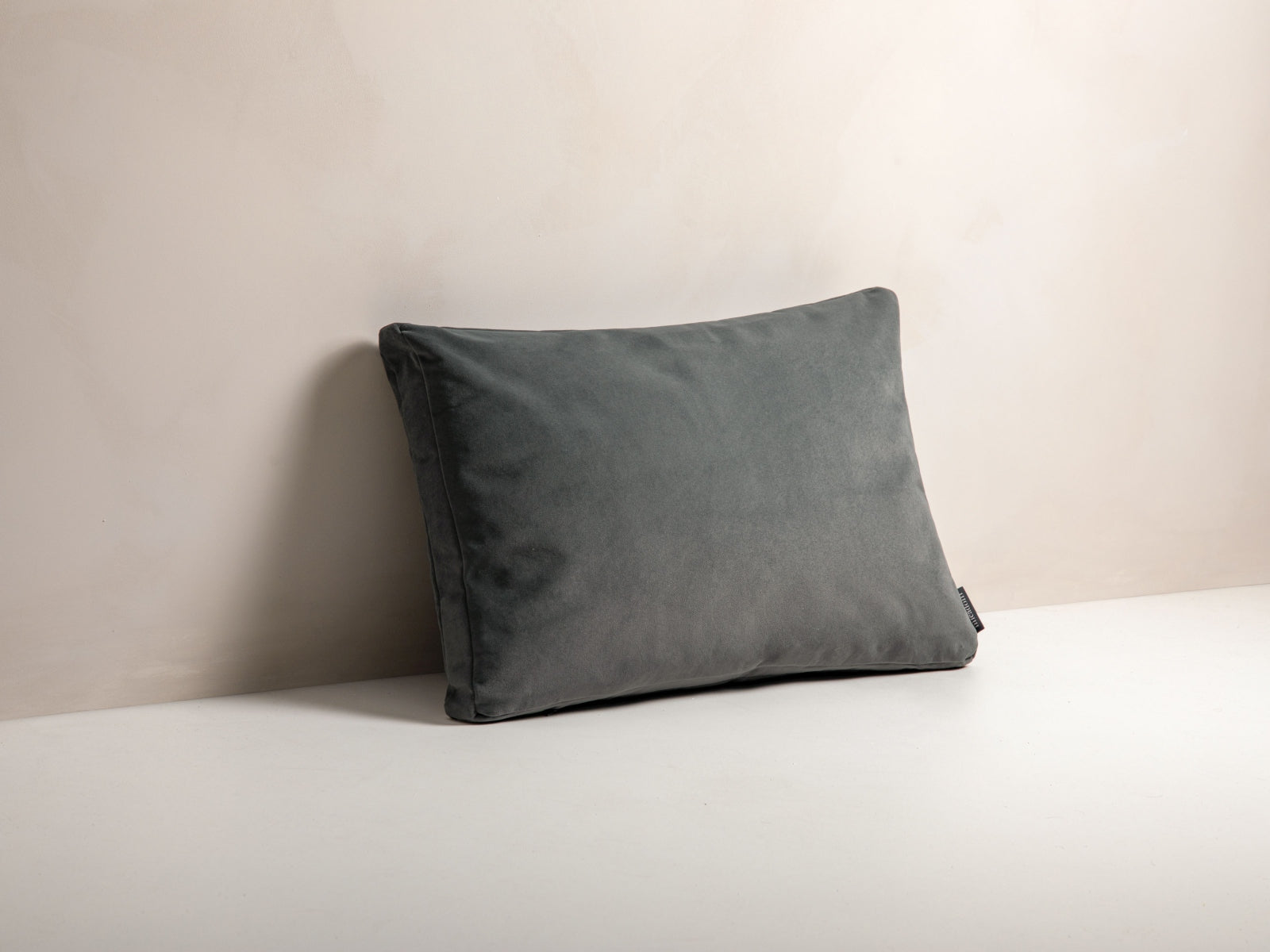 Elegantes Stripy Velour Kissen in sanften Grautönen, ideal für stilvolle Wohnräume. Hochwertiger Samt sorgt für Komfort und einen modernen Look.
