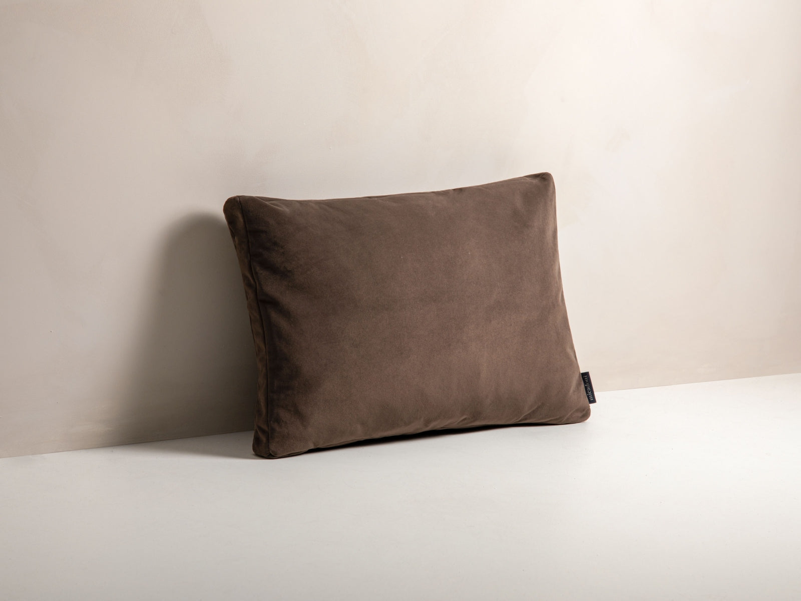 Stripy Velour Pillow  in Brown präsentiert im Onlineshop von KAQTU Design AG. Deko Kissen ist von Micadoni