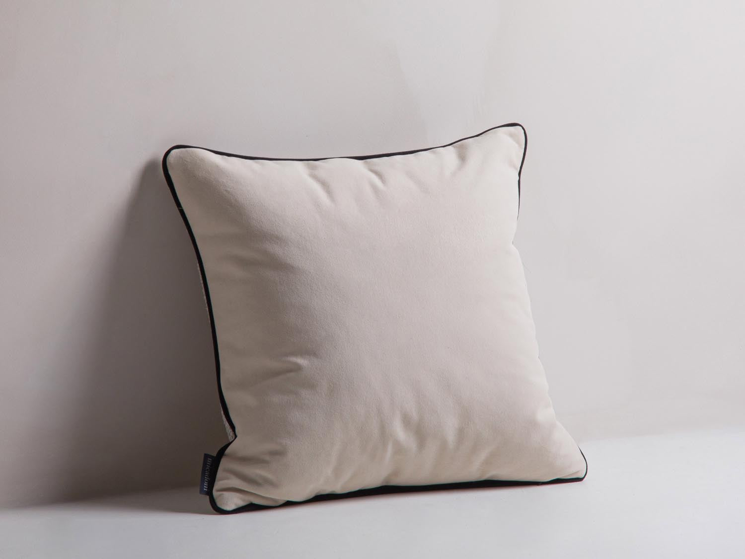 Beige Melange Deko Kissen "Celine" von Micadoni, gefertigt aus hochwertigem Matt Velvet, ideal für stilvolle Wohnräume.
