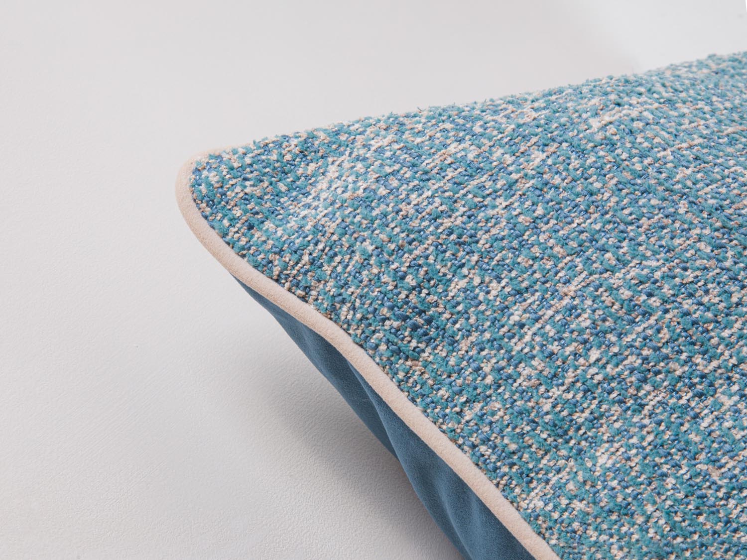 Stilvolles Celine Dekokissen in sanftem Blau-Melange, gefertigt aus luxuriösem Matt-Velours, perfekt für ein modernes Wohnambiente.
