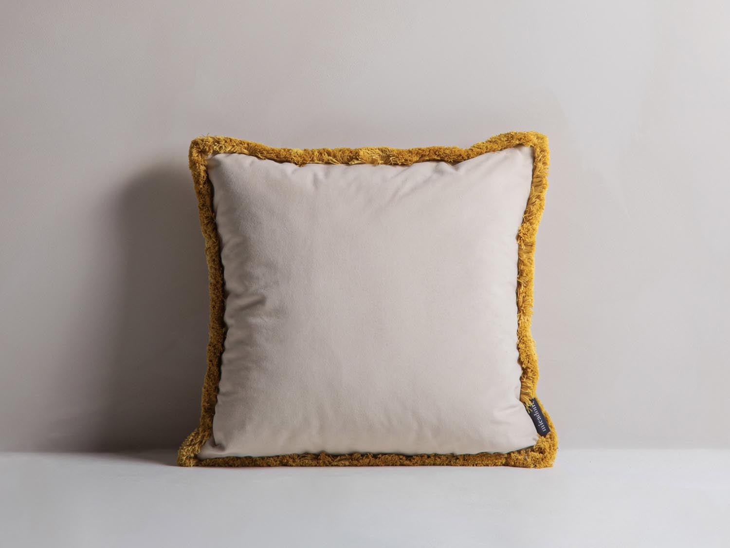 Hippy Pillow in Dark Beige-Matt Velvet präsentiert im Onlineshop von KAQTU Design AG. Deko Kissen ist von Micadoni