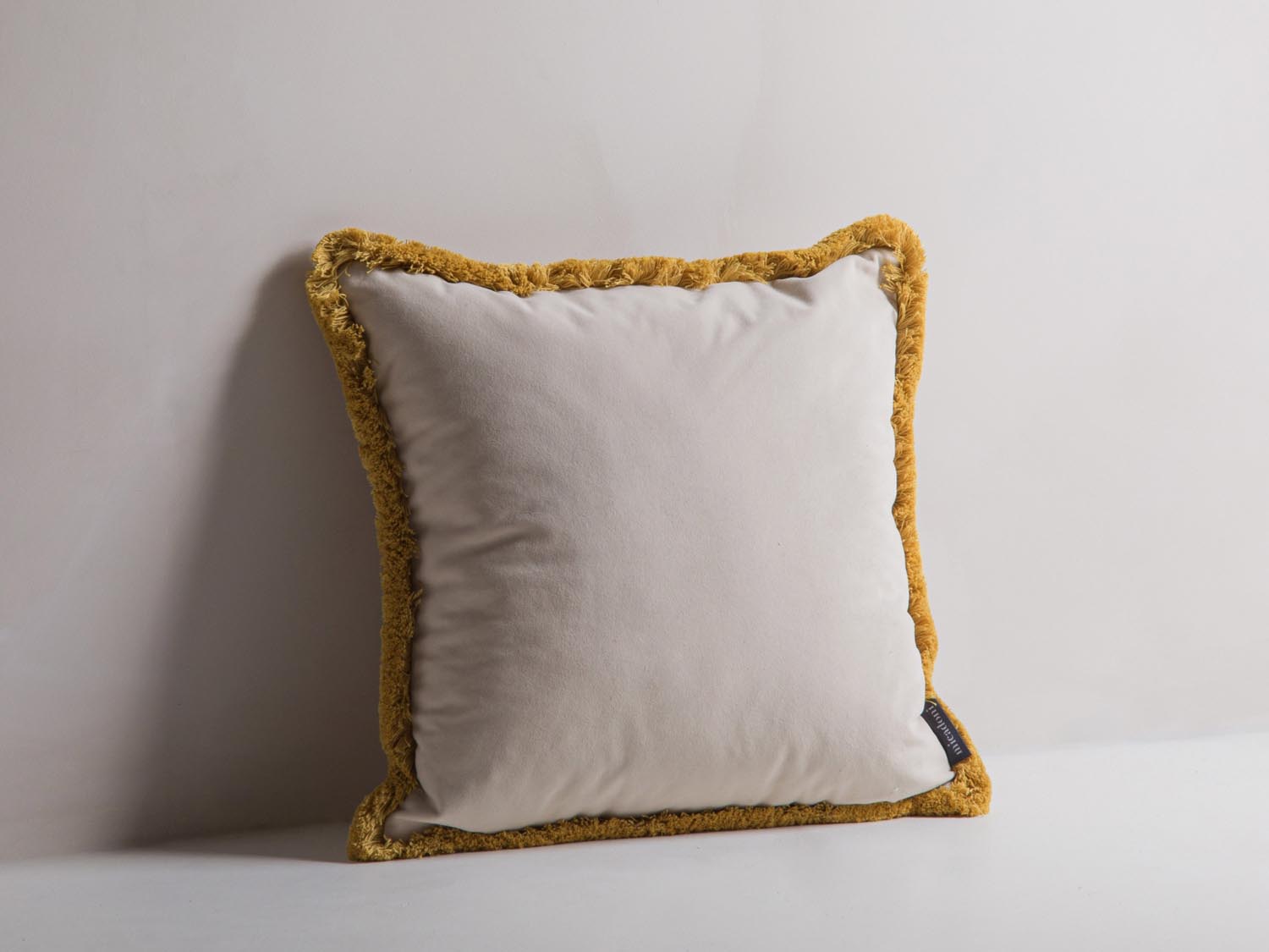 Stylisches Hippy Pillow in sanftem Dunkelbeige aus mattem Samt, ideal für eine gemütliche Wohnatmosphäre. Perfekt als Deko-Highlight.