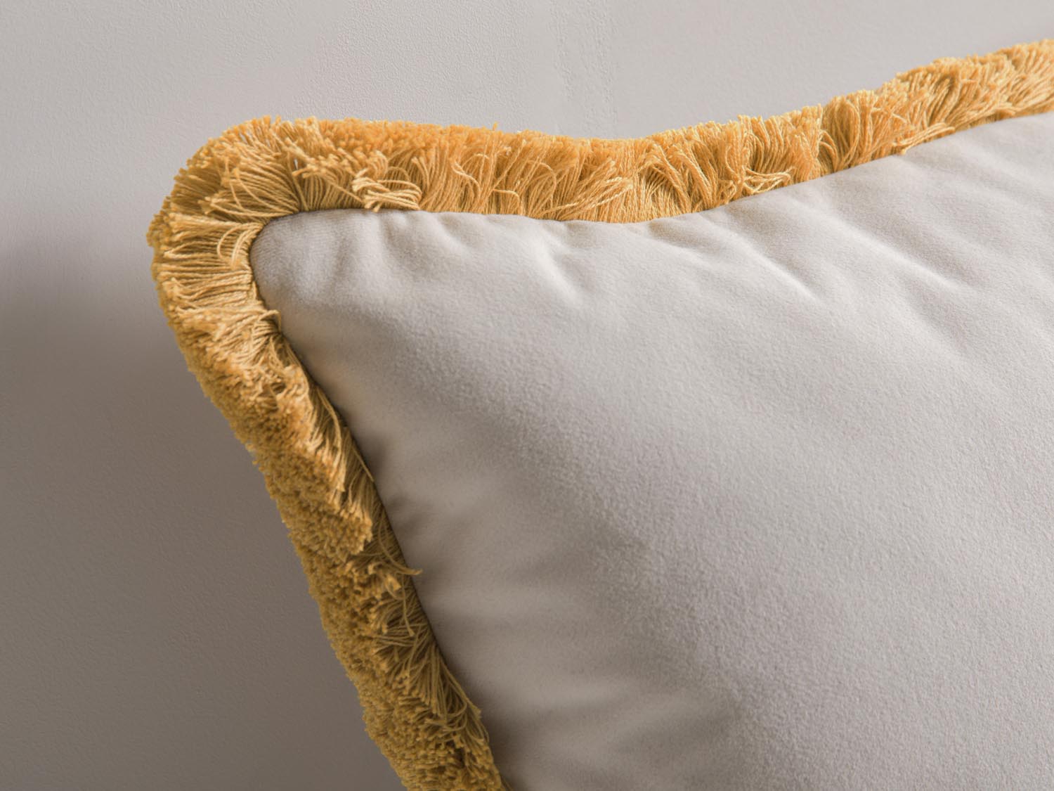 Elegantes Hippy Kissen in sanftem Dunkelbeige, gefertigt aus weichem Samt. Verleiht jedem Raum eine warme und einladende Note.