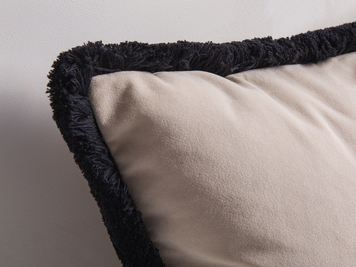 Hippy Pillow in Beige-Matt Velvet präsentiert im Onlineshop von KAQTU Design AG. Deko Kissen ist von Micadoni