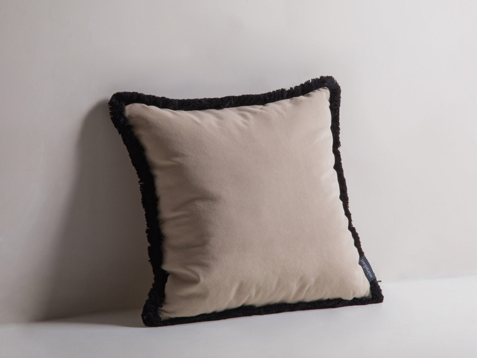 Beige-mattes Velvet Deko Kissen "Hippy Pillow" von Micadoni, stilvoll und gemütlich, ideal für jedes Wohnambiente.