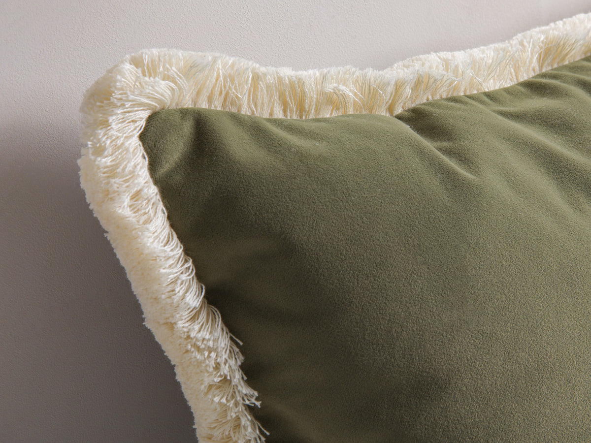 Hippy Pillow in Green-Matt Velvet präsentiert im Onlineshop von KAQTU Design AG. Deko Kissen ist von Micadoni