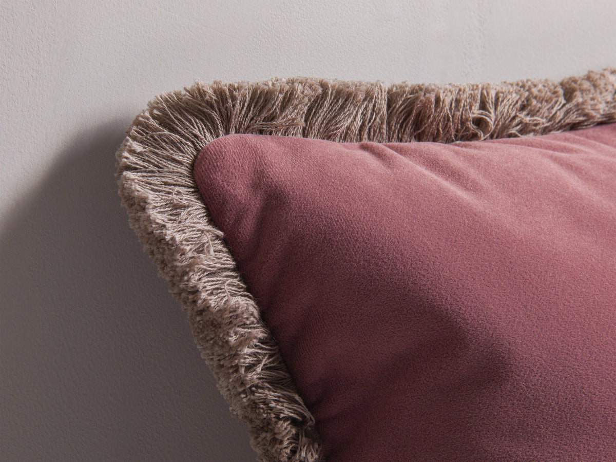 Hippy Pillow in Pink-Matt Velvet präsentiert im Onlineshop von KAQTU Design AG. Deko Kissen ist von Micadoni