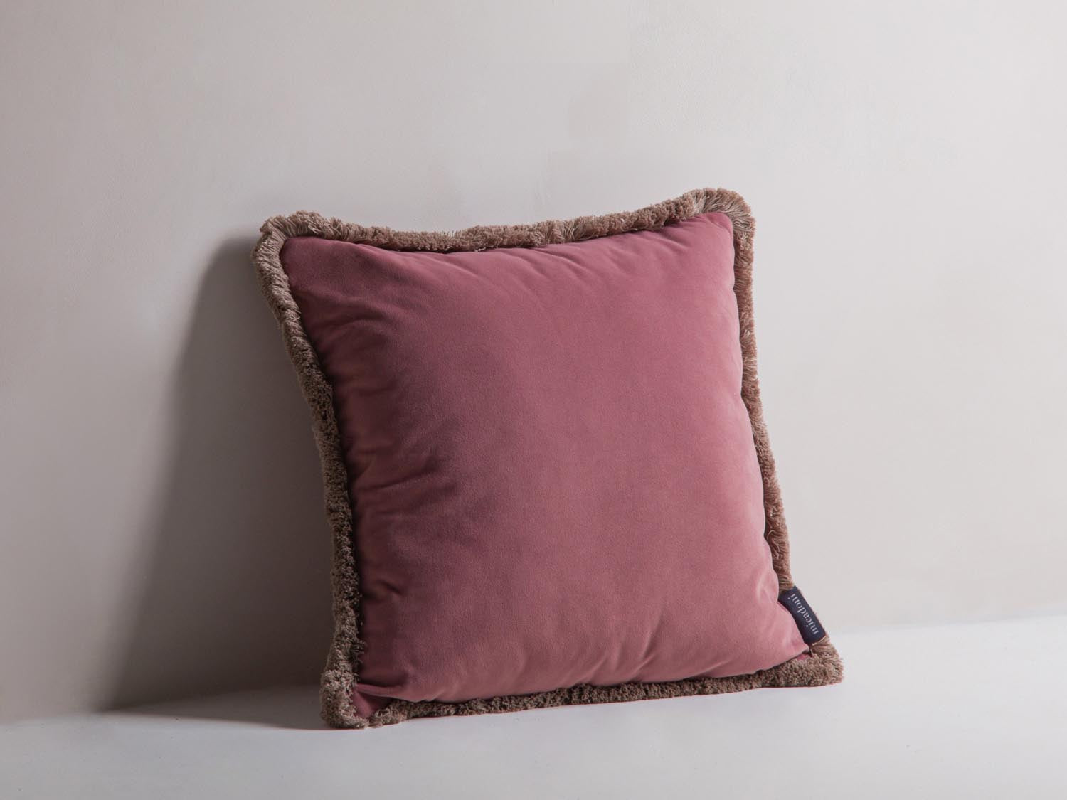 Stylisches Hippy Pillow in sanftem Pink aus mattem Samt, ideal für eine gemütliche und moderne Wohnatmosphäre.