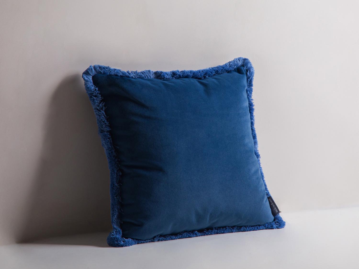 Hippy Pillow in sanftem Blau aus mattem Samt, stilvolles Deko Kissen von Micadoni für ein modernes Wohnambiente.