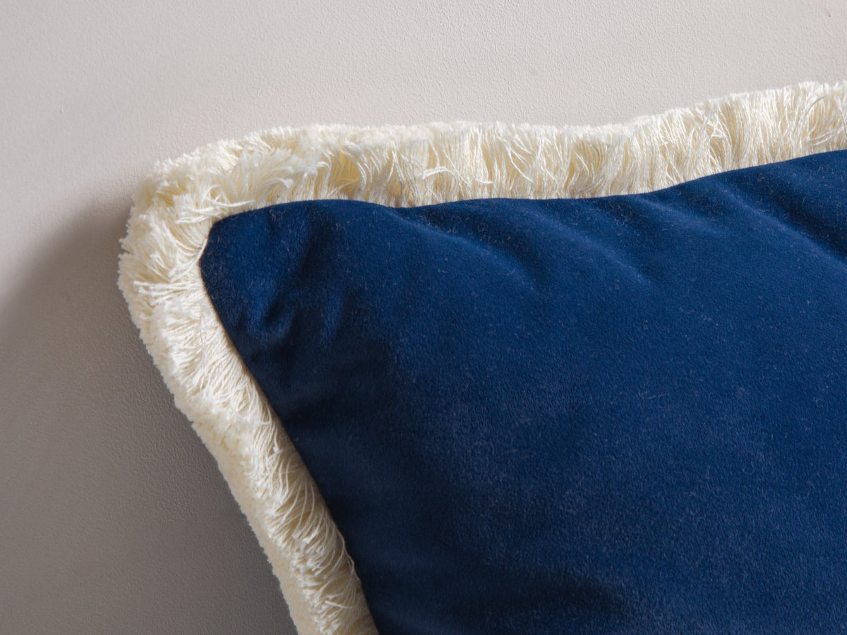 Hippy Pillow in Royal Blue-Matt Velvet präsentiert im Onlineshop von KAQTU Design AG. Deko Kissen ist von Micadoni