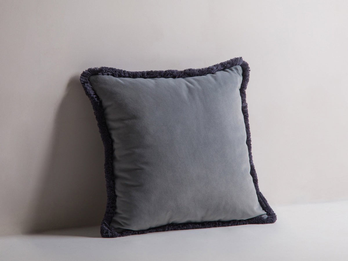 Hippy Pillow in Grey-Matt Velvet präsentiert im Onlineshop von KAQTU Design AG. Deko Kissen ist von Micadoni