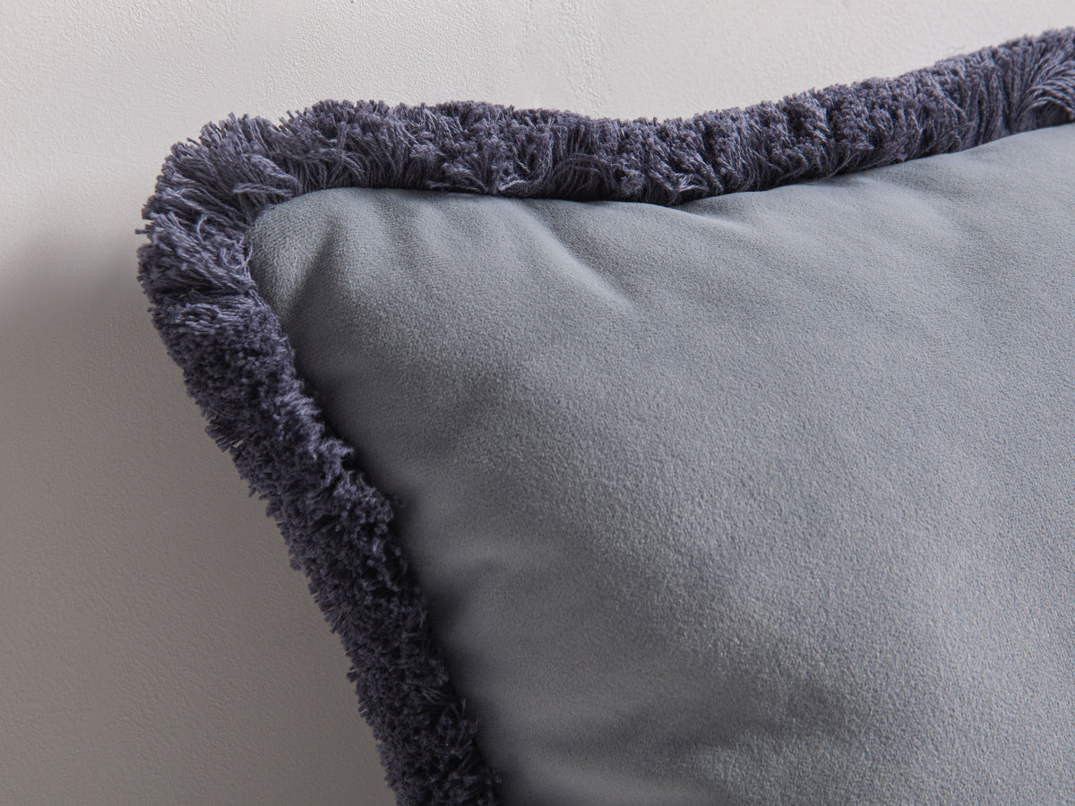 Hippy Pillow in Grey-Matt Velvet präsentiert im Onlineshop von KAQTU Design AG. Deko Kissen ist von Micadoni